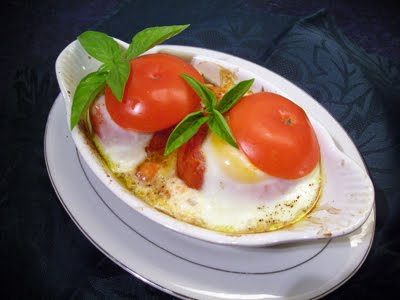 Oeufs en coques de tomates