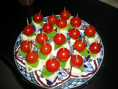 Brochettes de tomates raisins bios et boules de feta aux…