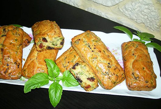 Minis cakes aux tomates confites, olives et basilic