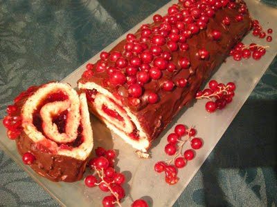 Gâteau roulé groseilles et chocolat