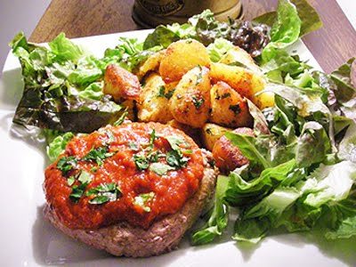 Steaks hachés à la tomate et pommes sautées