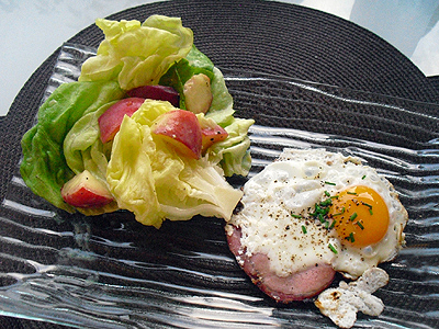 Oeufs au bacon et salade aux pêches - 1