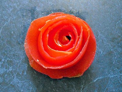 Comment faire des roses en peau de tomate - 1