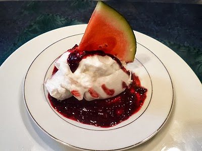 Oeufs en neige sur coulis de fruits rouges