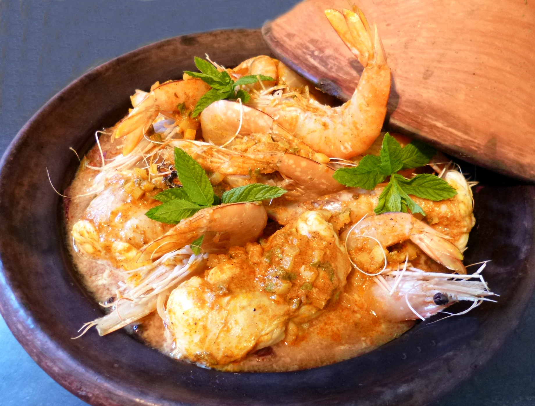 Tajine de lotte et gambas au curry - La recette facile par Toqués 2 Cuisine