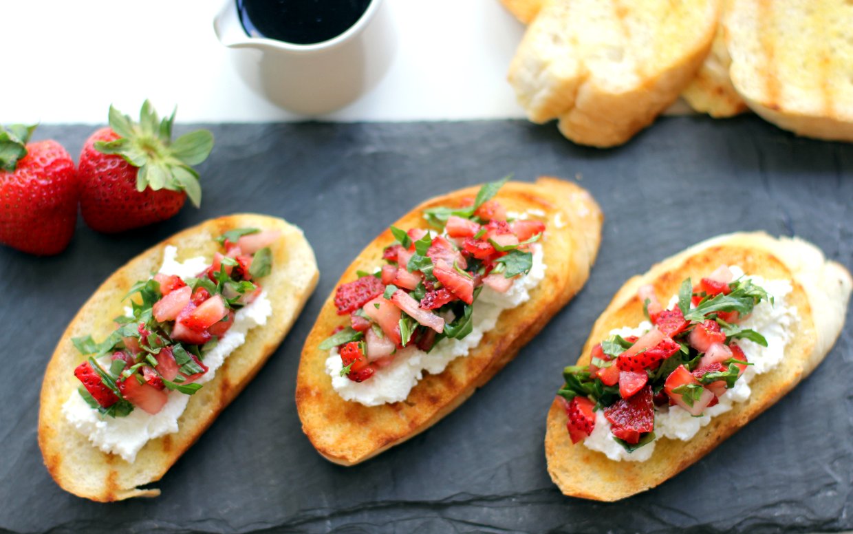 strawberry-goat-cheese-arugula-bruschetta