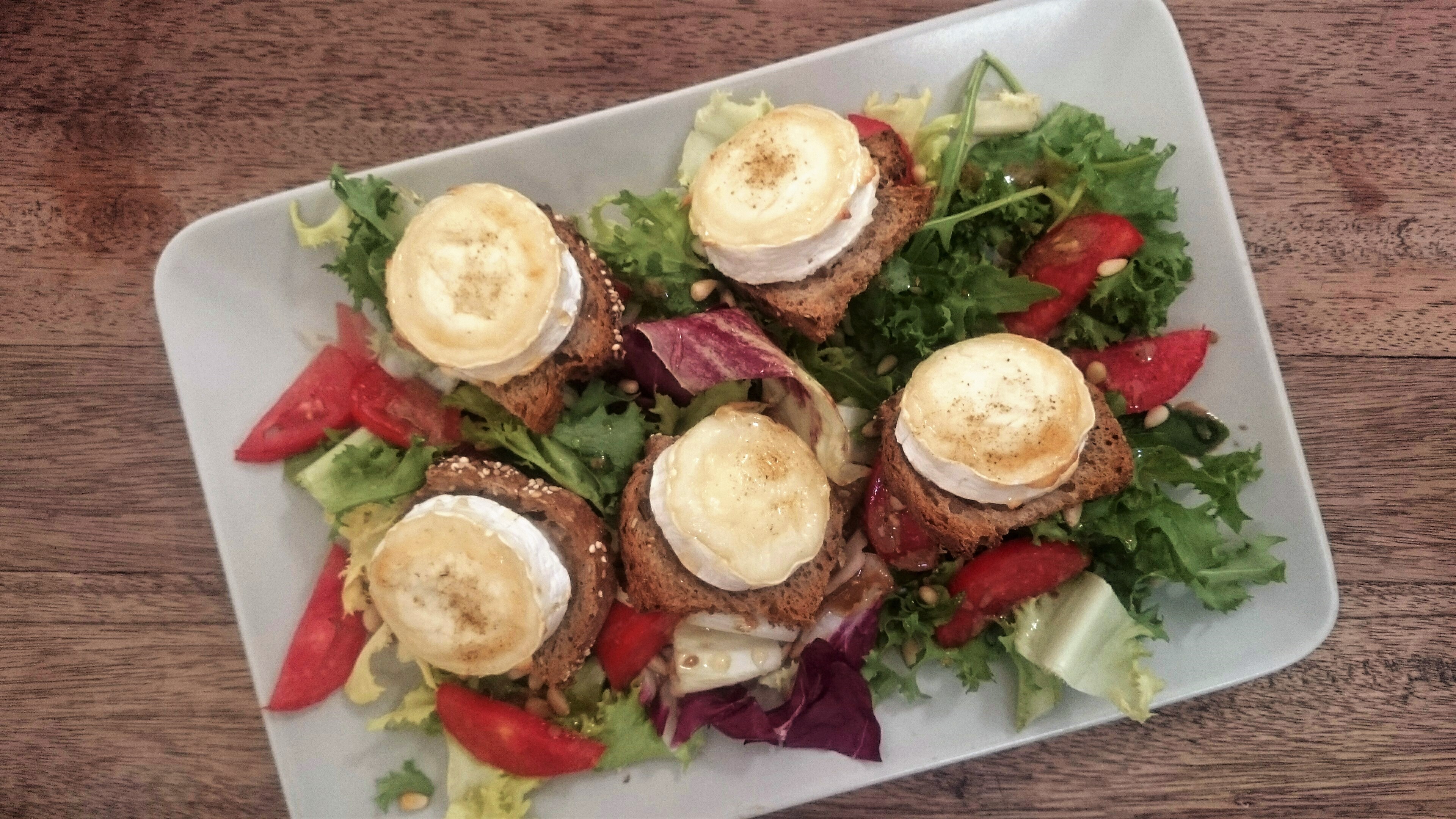 Salade de chèvre chaud - La recette facile par Toqués 2 Cuisine