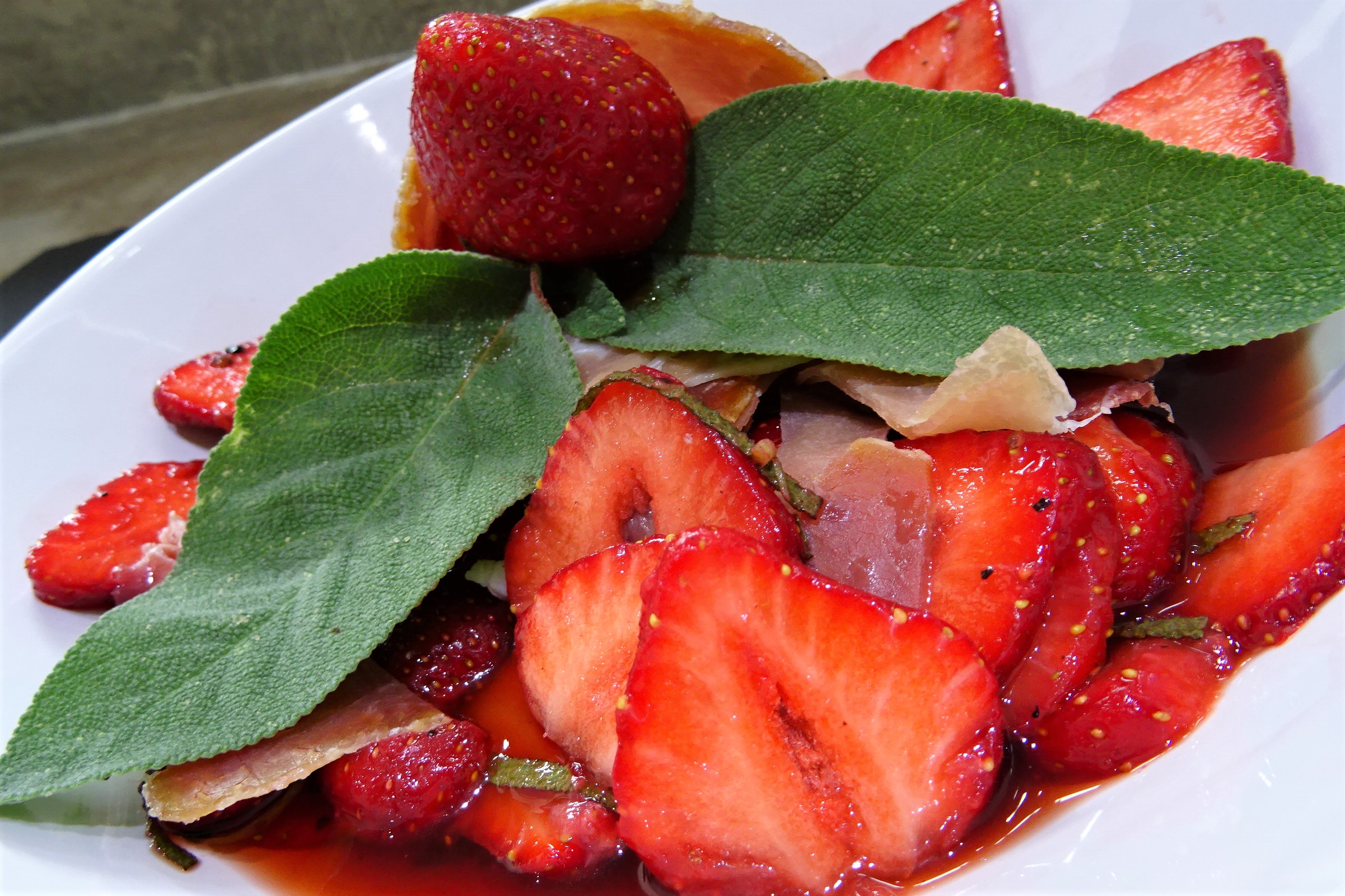 Salade de fraises au Porto et jambon cru - 1