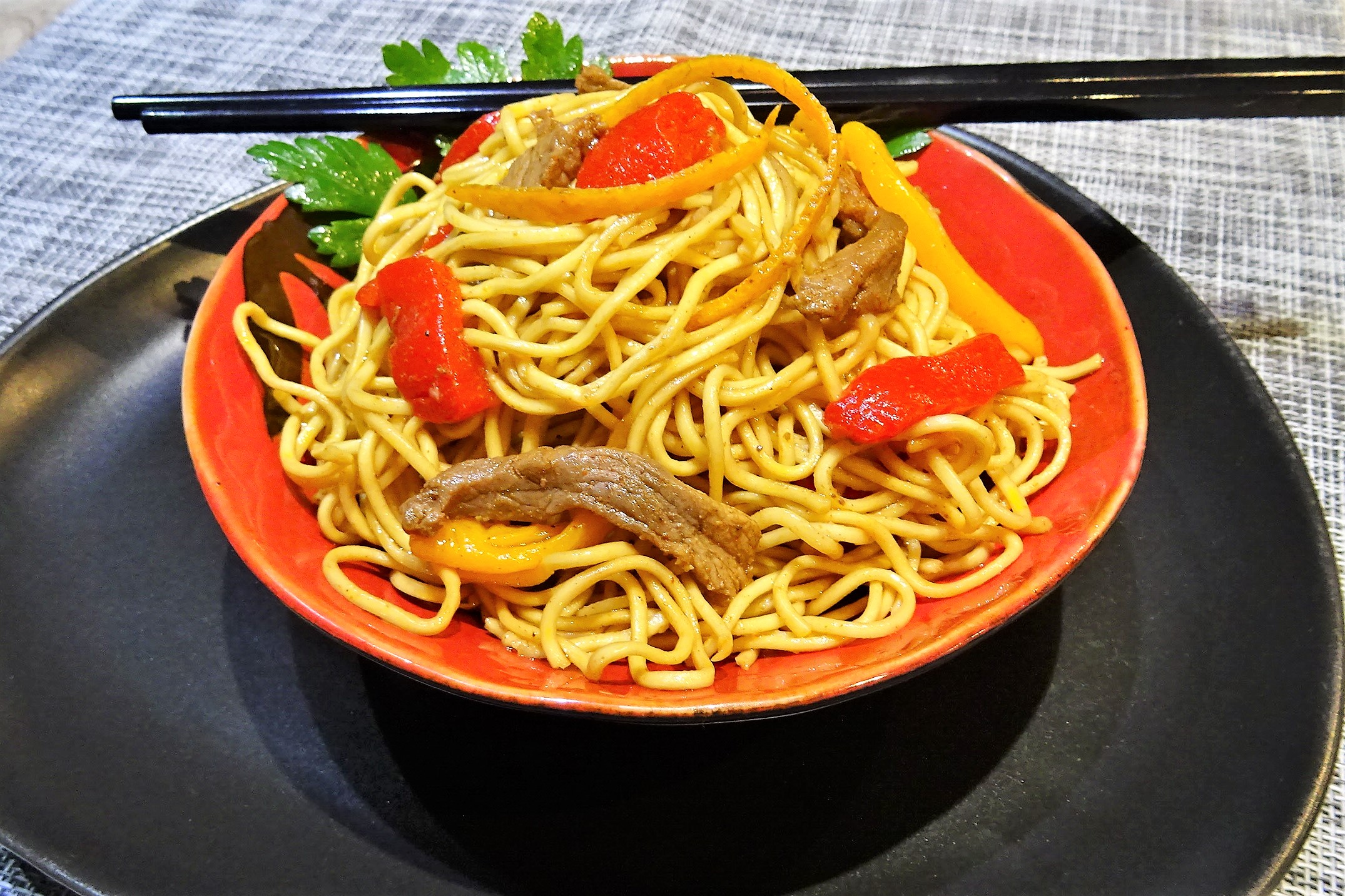 Nouilles chinoises au bœuf - La recette facile par Toqués ...