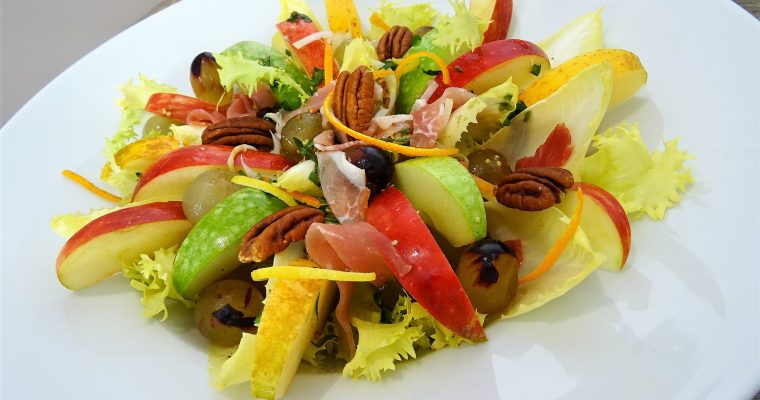 Salade d’endives aux pommes, raisins et noix de pécan