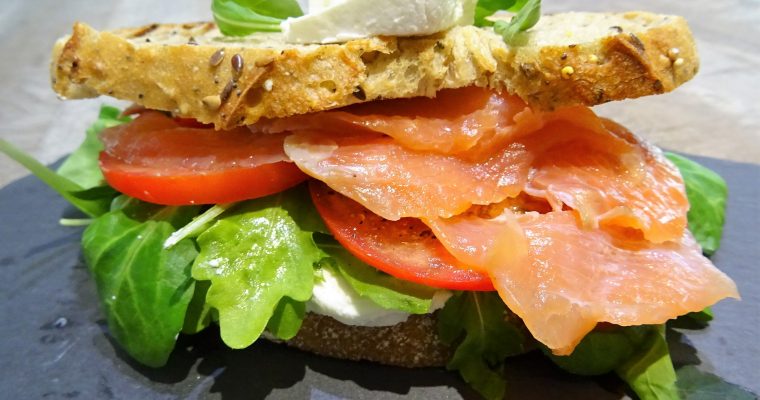 Sandwich au saumon fumé et chèvre frais