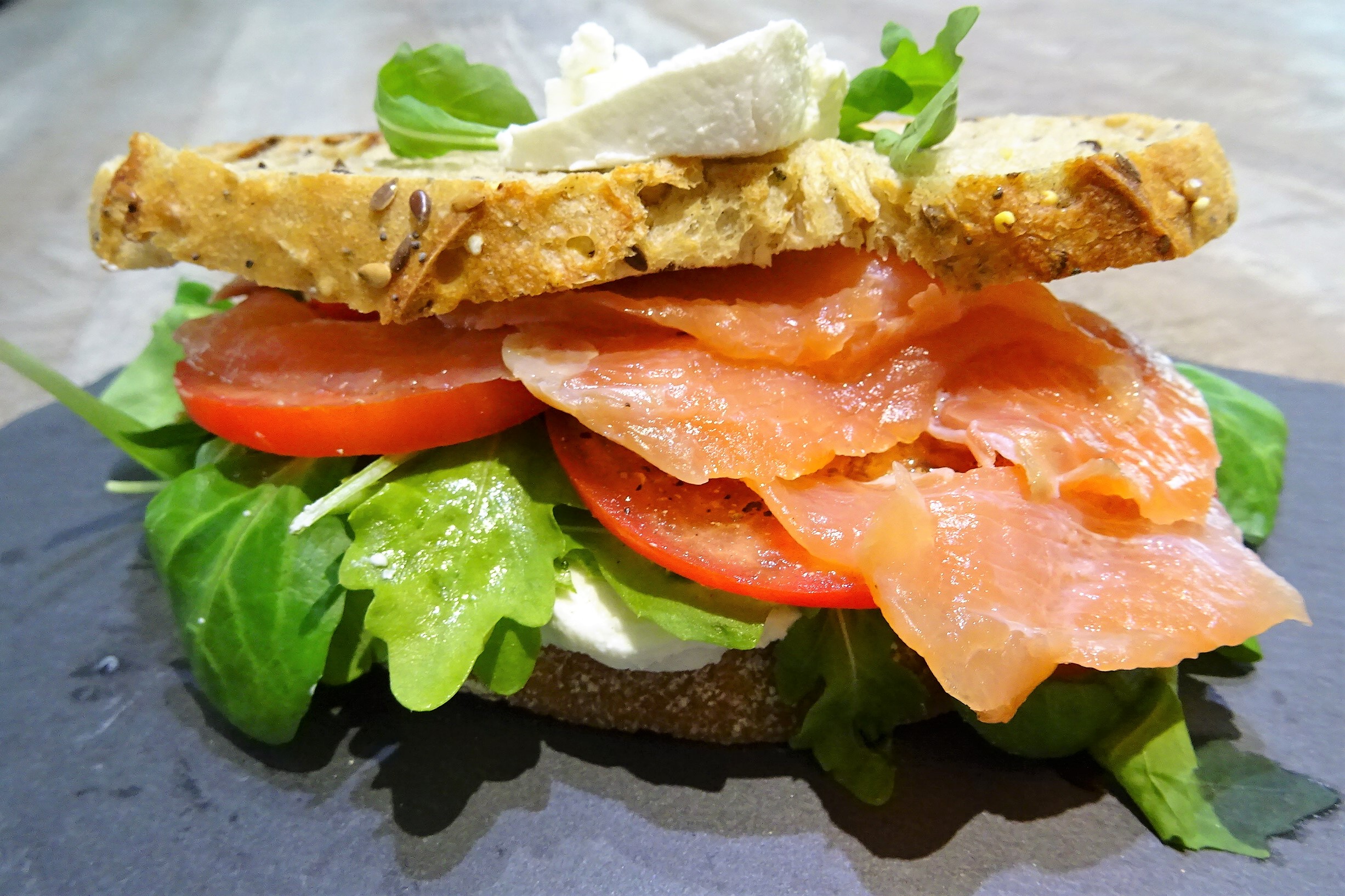 Sandwich au saumon fumé et chèvre frais - 1