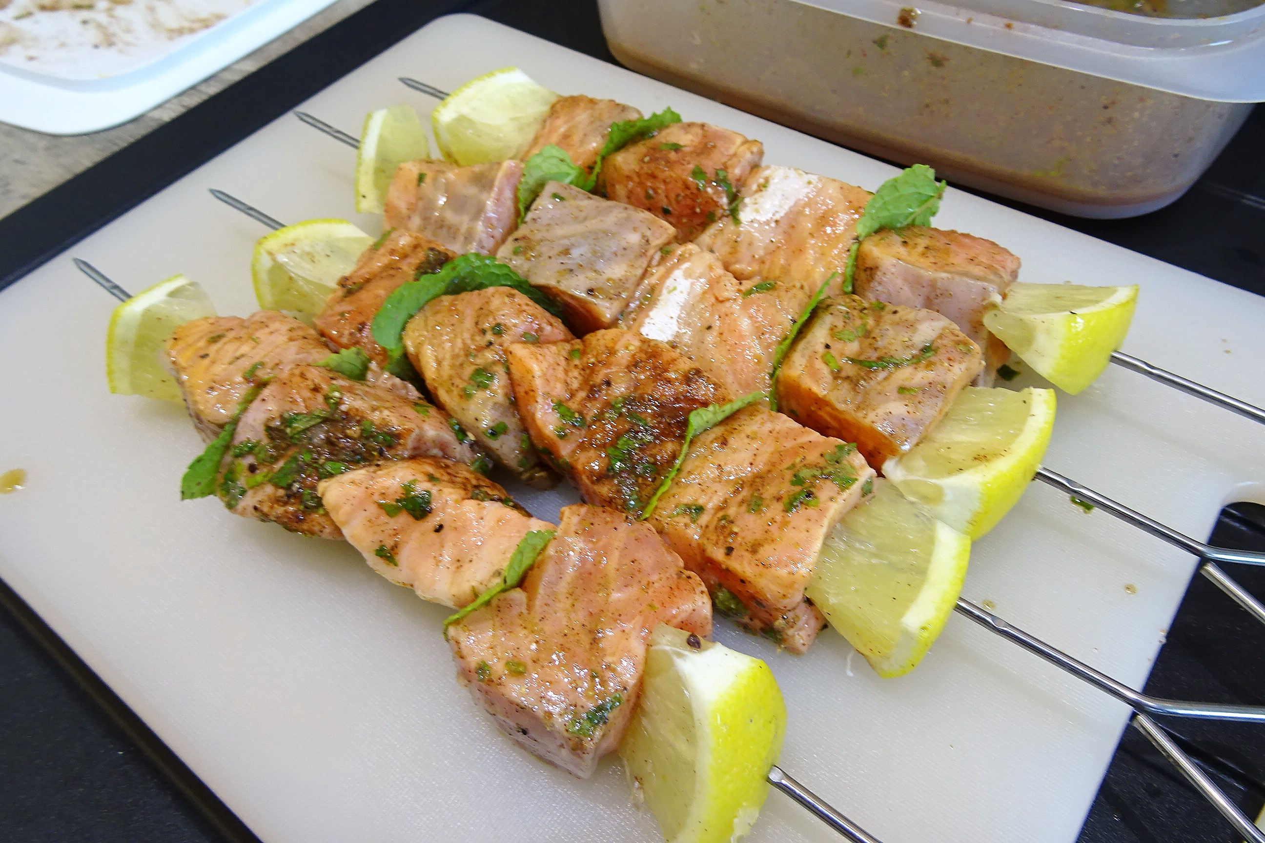 Brochettes de saumon menthe citron - La recette facile par Toqués 2 Cuisine