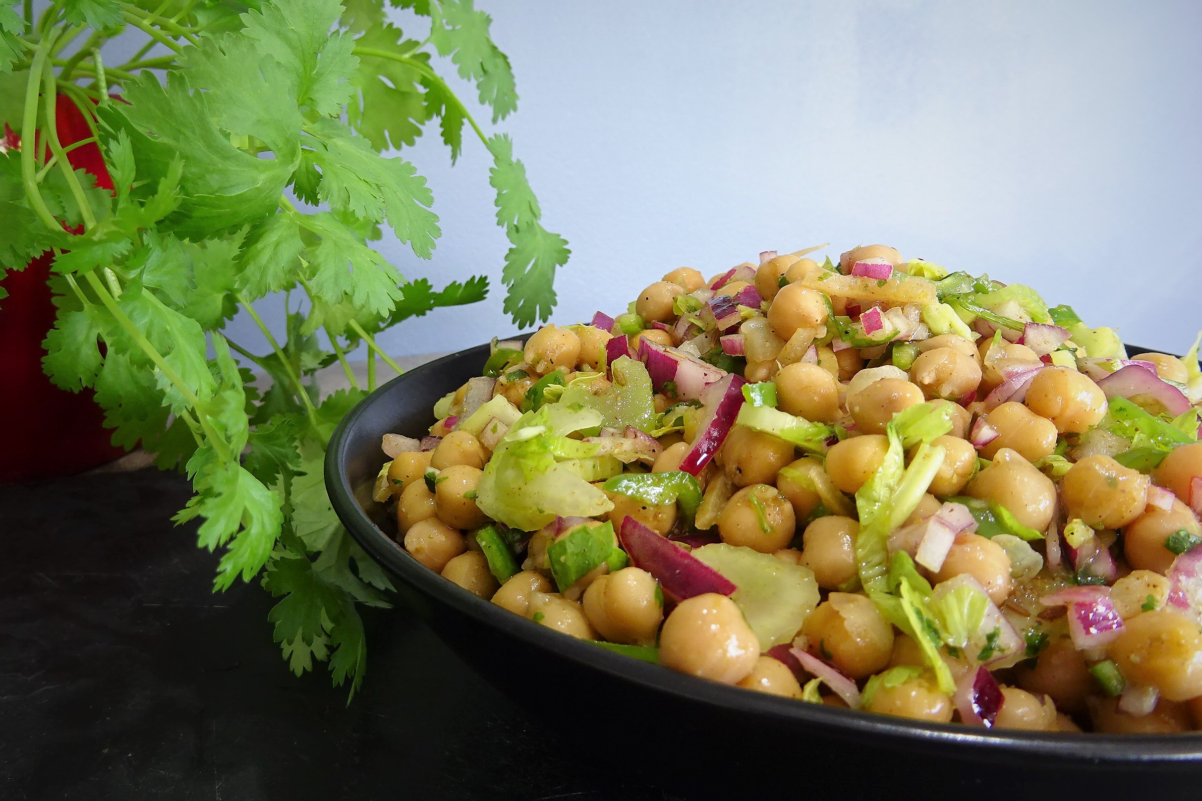 Salade marocaine : pois chiche, coriandre, menthe, pickles d