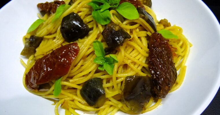 Spaghettis aux aubergines et tomates séchées
