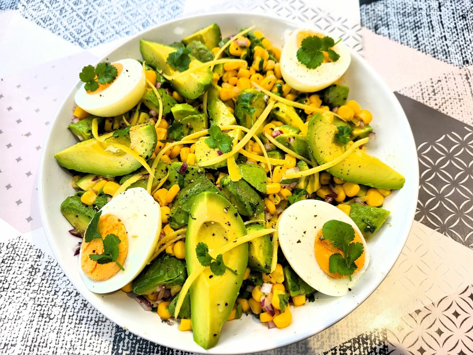 Salade maïs avocats à la coriandre - La recette facile par Toqués 2 Cuisine