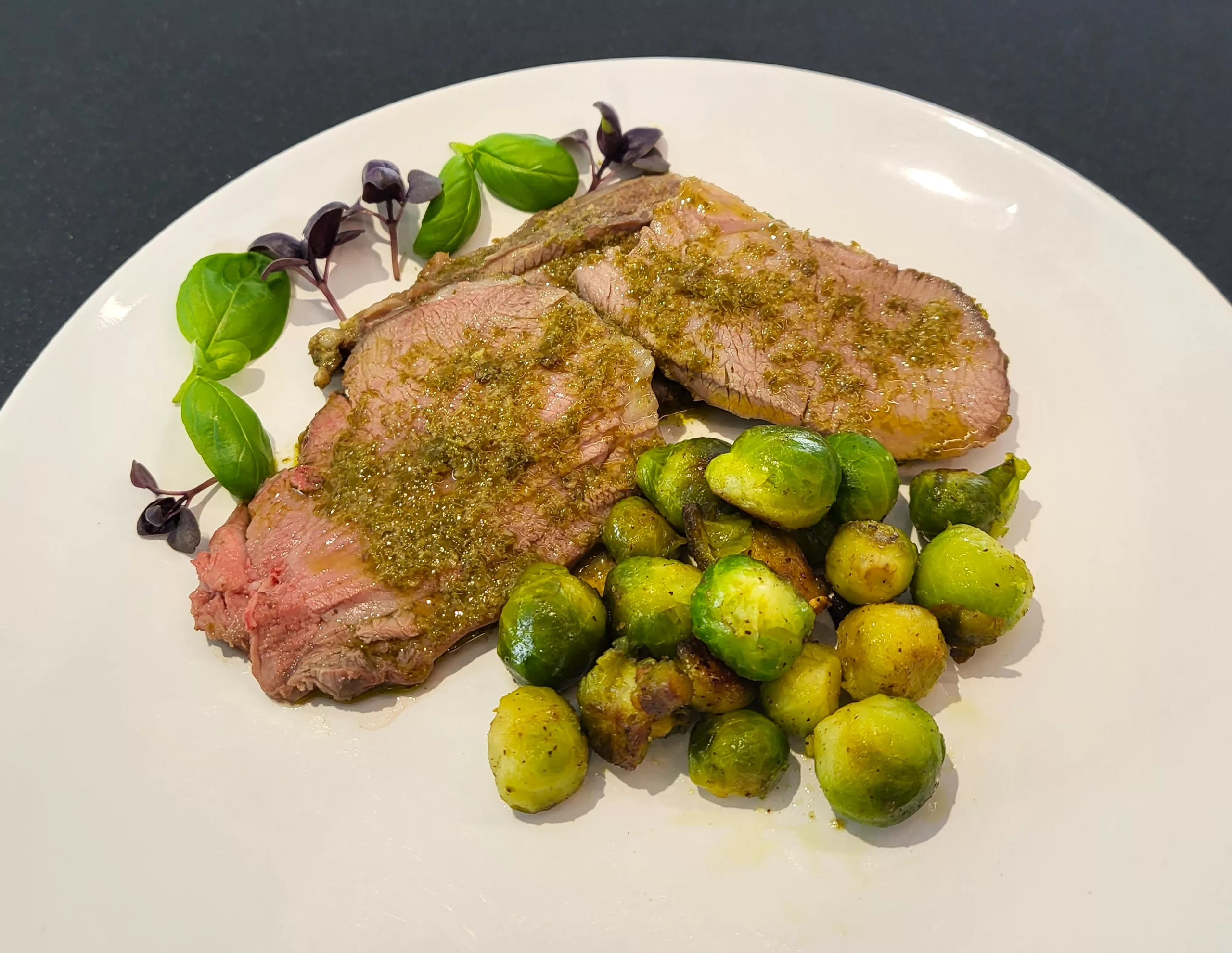 Gigot d'agneau au beurre de basilic - 1